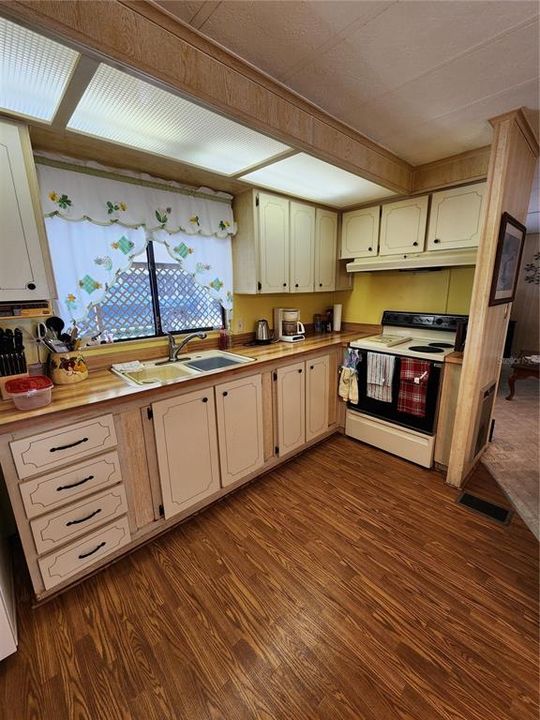 На продажу: $124,000 (2 спален, 2 ванн, 868 Квадратных фут)