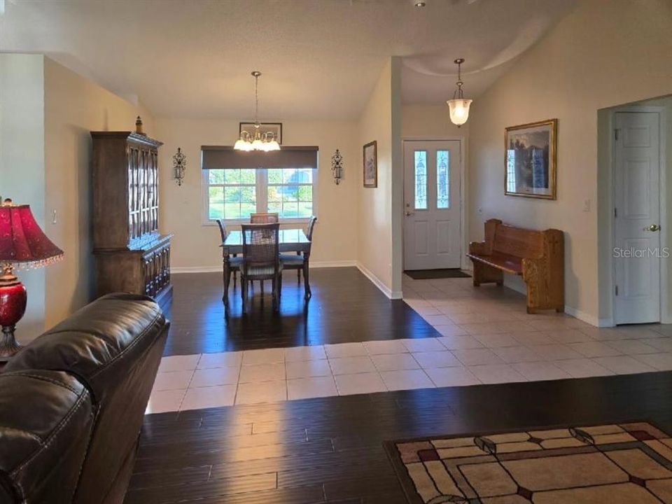 合同活跃: $344,900 (3 贝兹, 2 浴室, 1920 平方英尺)