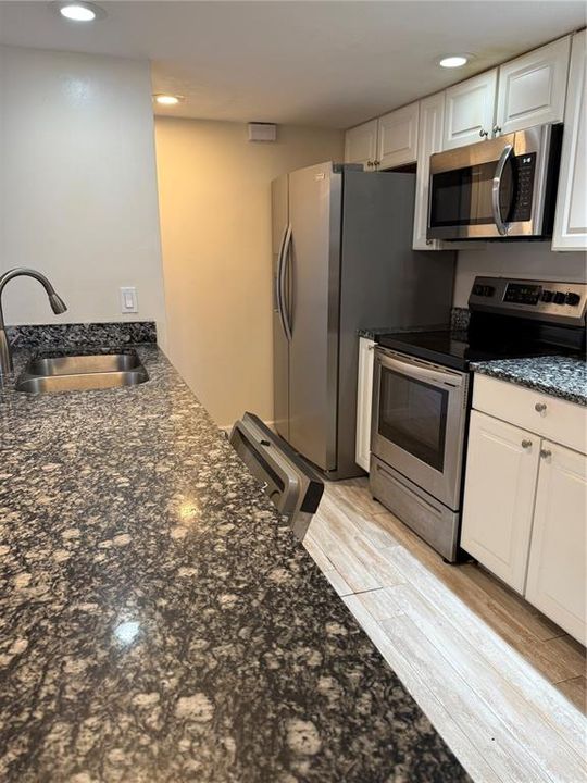 合同活跃: $109,000 (3 贝兹, 2 浴室, 1408 平方英尺)