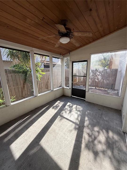 合同活跃: $109,000 (3 贝兹, 2 浴室, 1408 平方英尺)