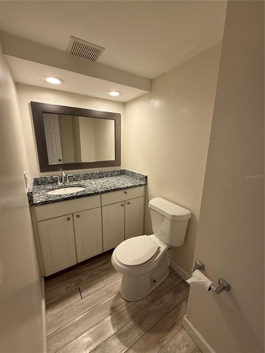 合同活跃: $109,000 (3 贝兹, 2 浴室, 1408 平方英尺)