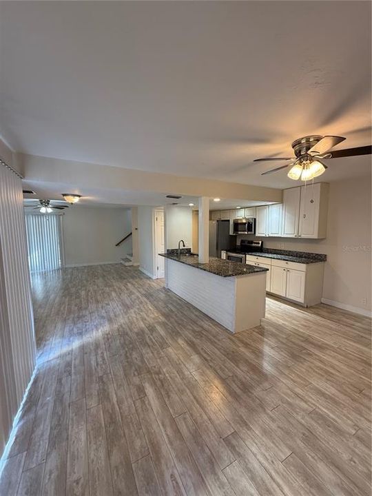 合同活跃: $109,000 (3 贝兹, 2 浴室, 1408 平方英尺)