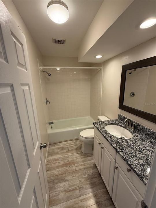 合同活跃: $109,000 (3 贝兹, 2 浴室, 1408 平方英尺)