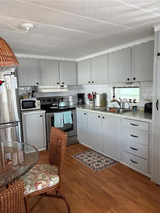 For Sale: $125,000 (2 beds, 1 baths, 672 Square Feet)