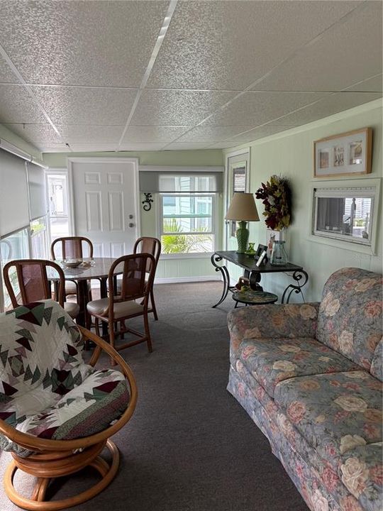 For Sale: $125,000 (2 beds, 1 baths, 672 Square Feet)