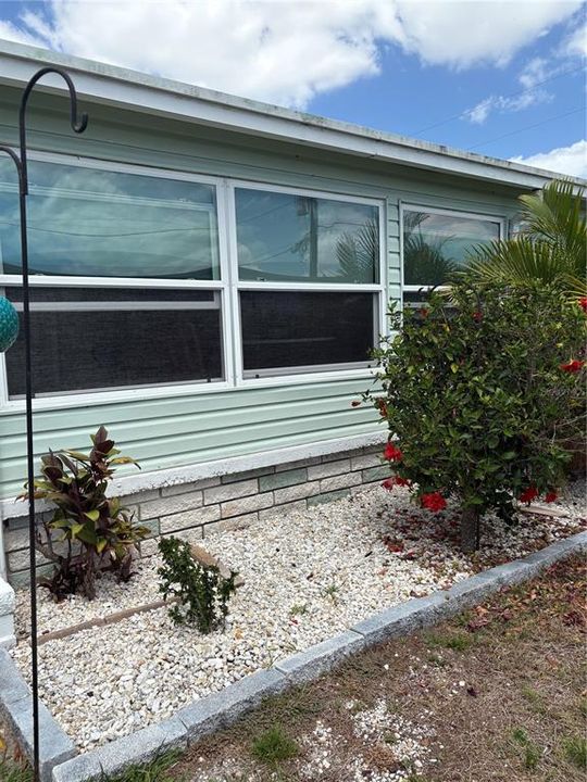 For Sale: $125,000 (2 beds, 1 baths, 672 Square Feet)