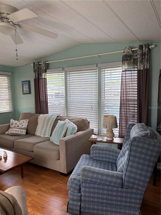 For Sale: $125,000 (2 beds, 1 baths, 672 Square Feet)