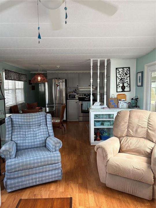 For Sale: $125,000 (2 beds, 1 baths, 672 Square Feet)