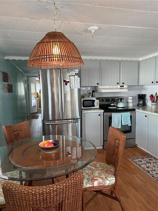 For Sale: $125,000 (2 beds, 1 baths, 672 Square Feet)