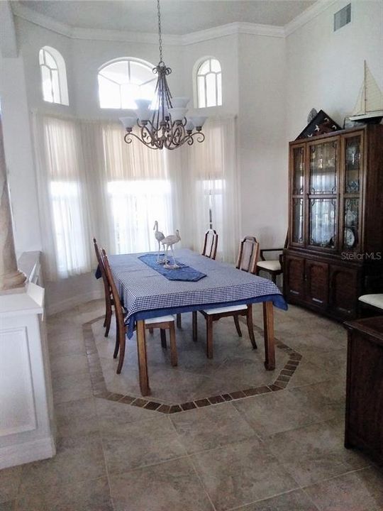 Activo con contrato: $1,129,000 (4 camas, 3 baños, 2563 Pies cuadrados)