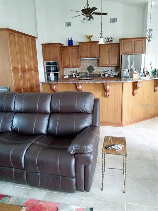 Activo con contrato: $1,129,000 (4 camas, 3 baños, 2563 Pies cuadrados)