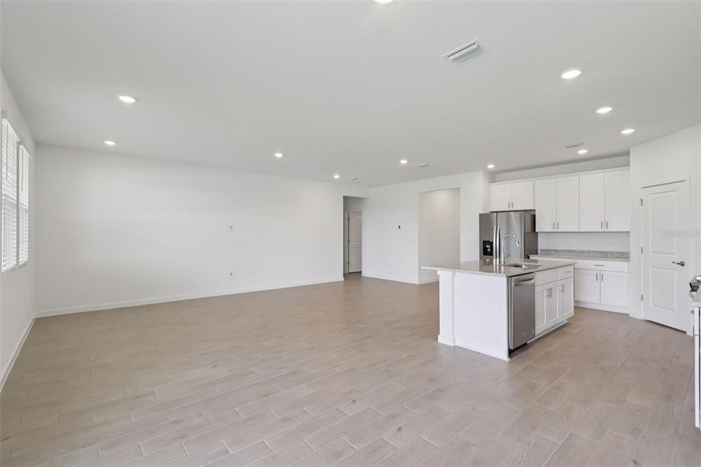 Под контрактом: $386,990 (4 спален, 3 ванн, 2193 Квадратных фут)