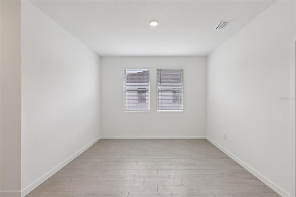 Под контрактом: $386,990 (4 спален, 3 ванн, 2193 Квадратных фут)