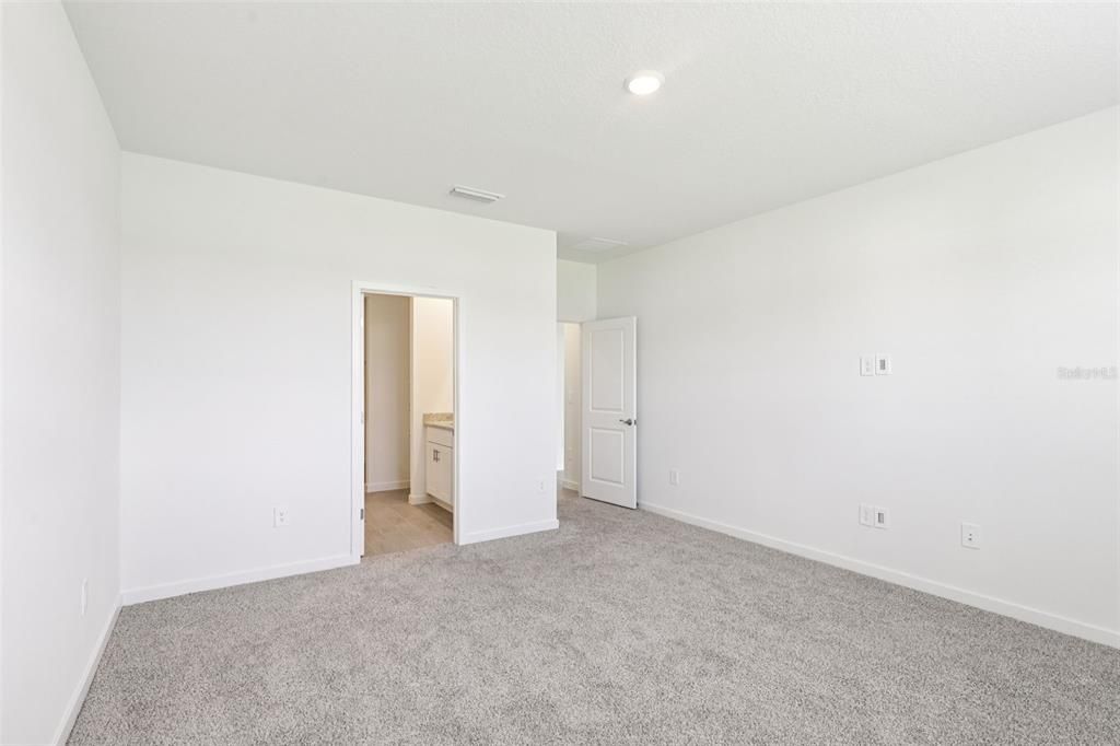 Под контрактом: $386,990 (4 спален, 3 ванн, 2193 Квадратных фут)