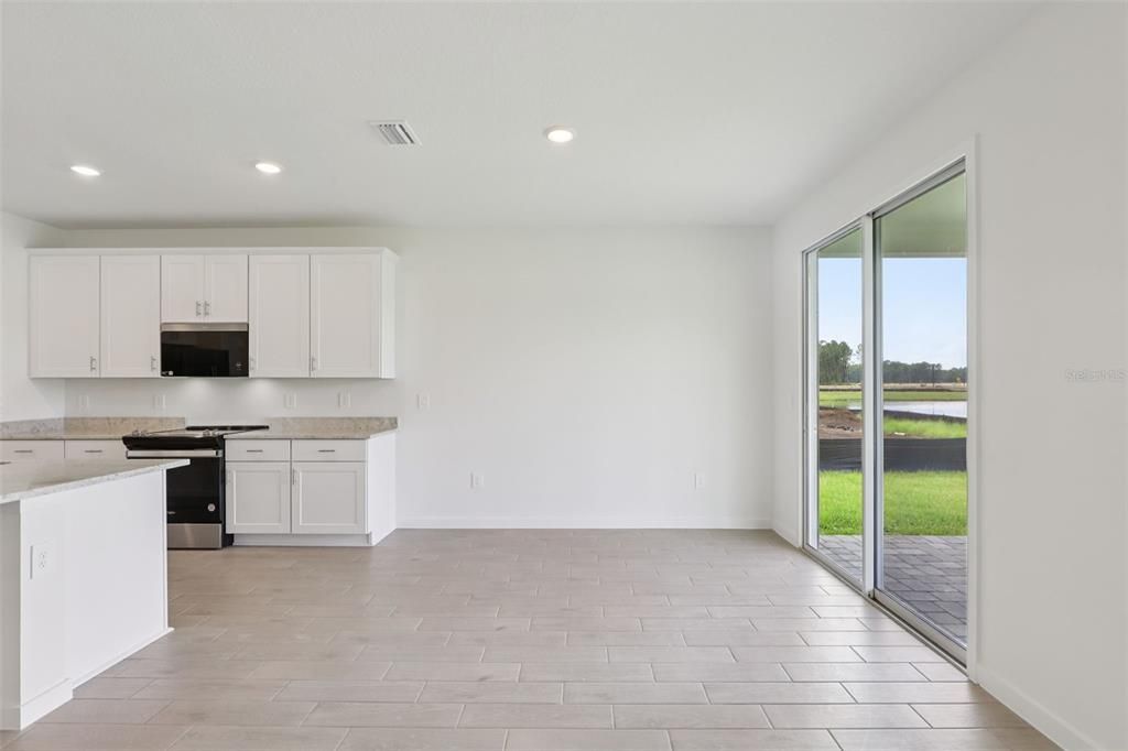 Под контрактом: $386,990 (4 спален, 3 ванн, 2193 Квадратных фут)