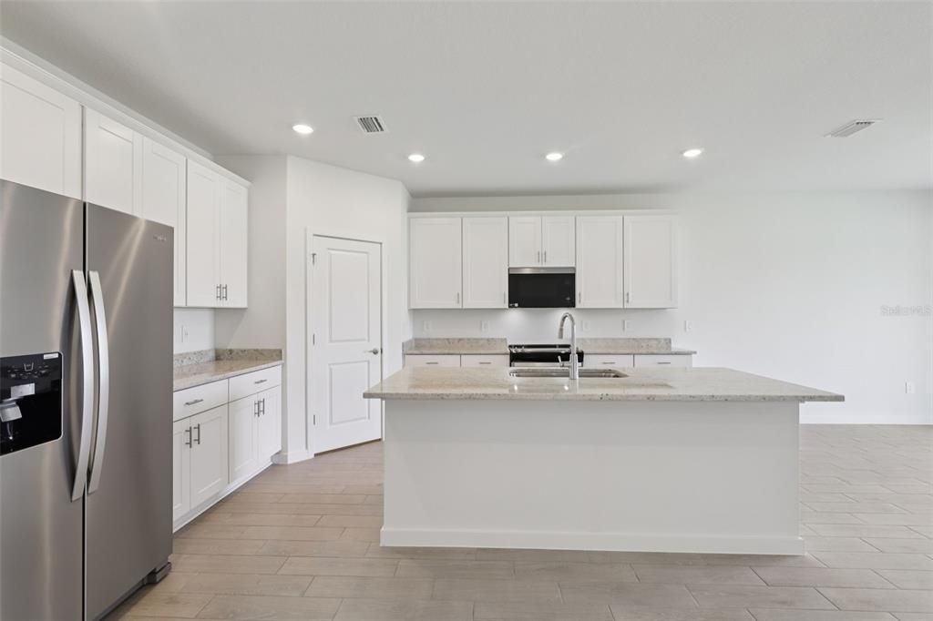 Под контрактом: $386,990 (4 спален, 3 ванн, 2193 Квадратных фут)