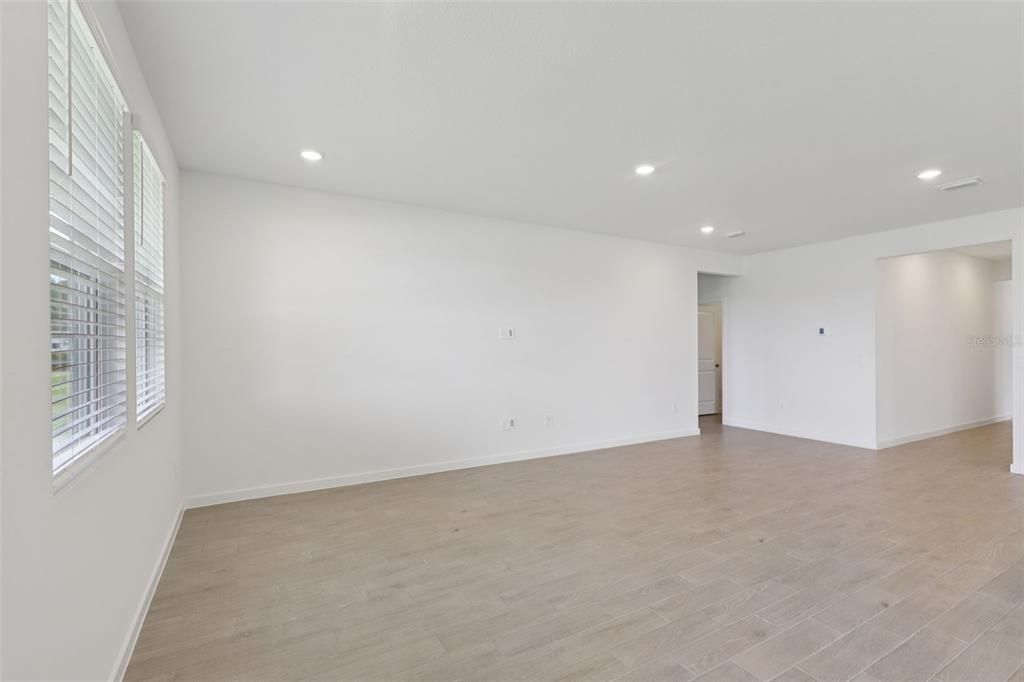 Под контрактом: $386,990 (4 спален, 3 ванн, 2193 Квадратных фут)