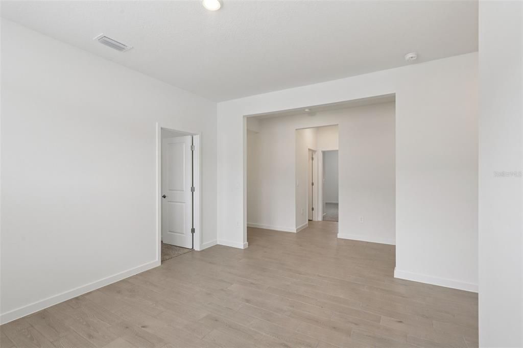 Под контрактом: $386,990 (4 спален, 3 ванн, 2193 Квадратных фут)