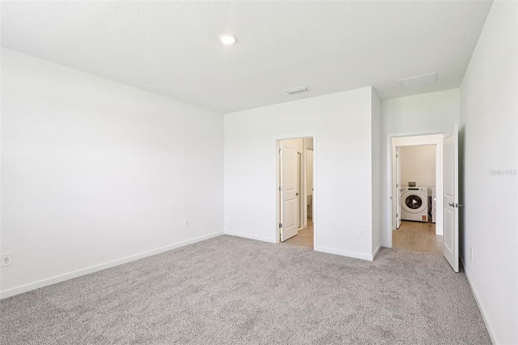 Под контрактом: $386,990 (4 спален, 3 ванн, 2193 Квадратных фут)