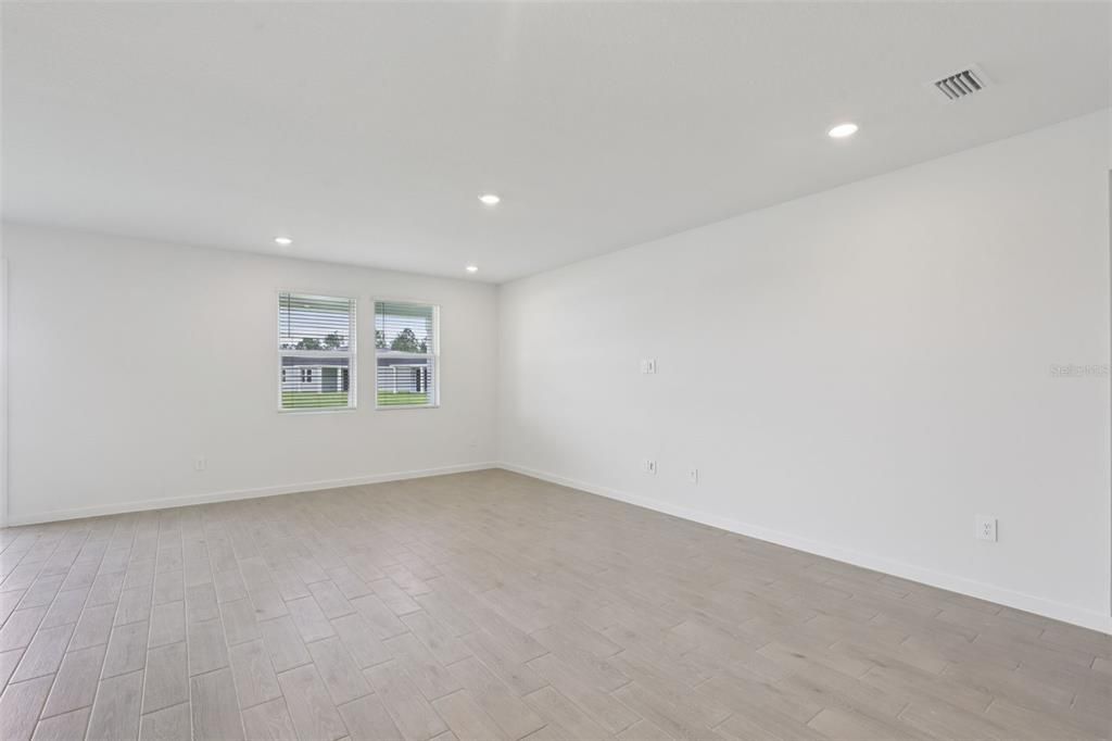 Под контрактом: $386,990 (4 спален, 3 ванн, 2193 Квадратных фут)