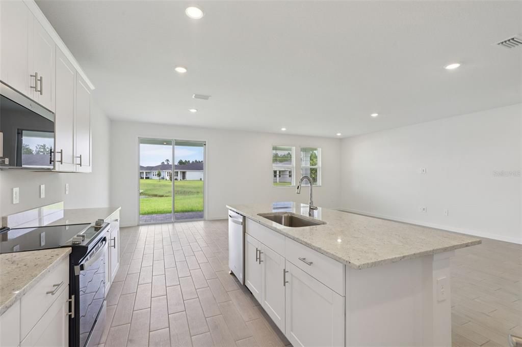 Под контрактом: $386,990 (4 спален, 3 ванн, 2193 Квадратных фут)