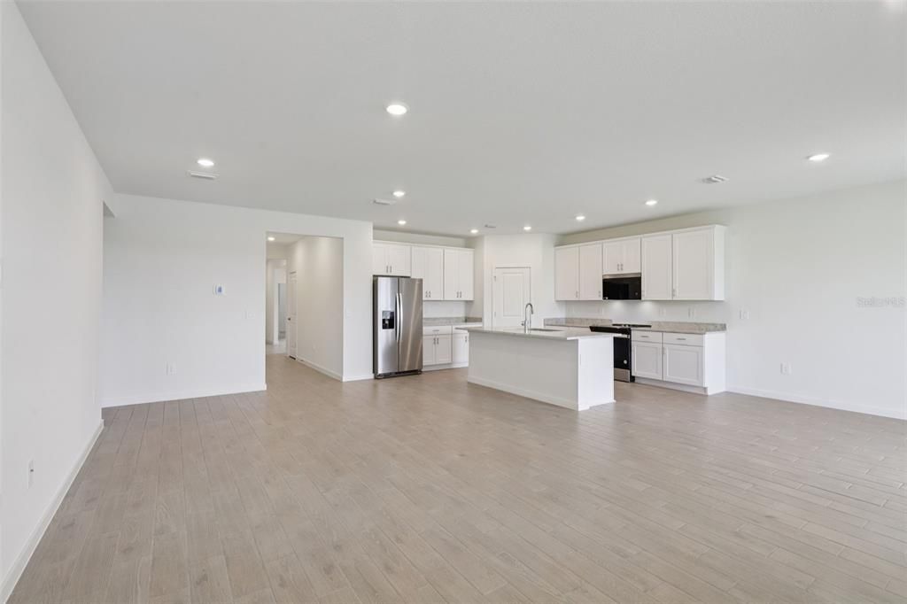 Под контрактом: $386,990 (4 спален, 3 ванн, 2193 Квадратных фут)