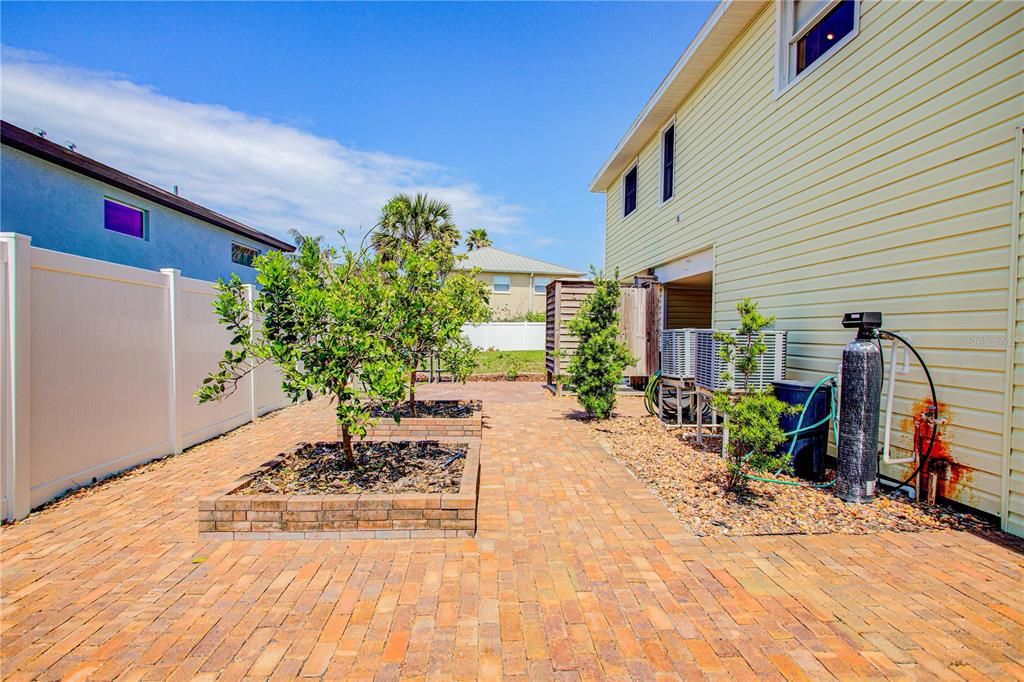 Active With Contract: $599,000 (3 beds, 2 baths, 1948 Square Feet)