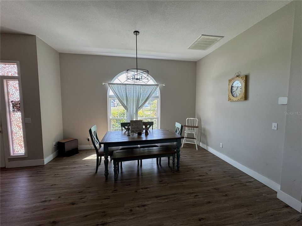 For Sale: $370,000 (4 beds, 3 baths, 2317 Square Feet)