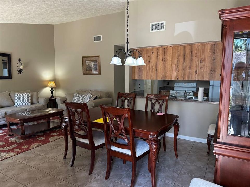 待售: $144,500 (2 贝兹, 1 浴室, 940 平方英尺)