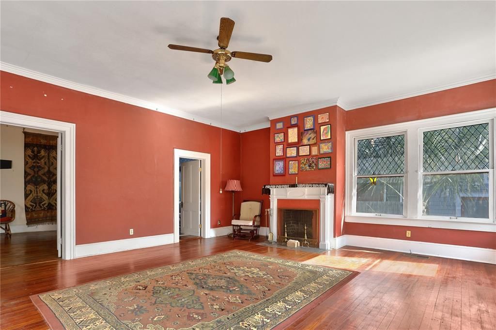 Под контрактом: $892,000 (5 спален, 4 ванн, 4635 Квадратных фут)