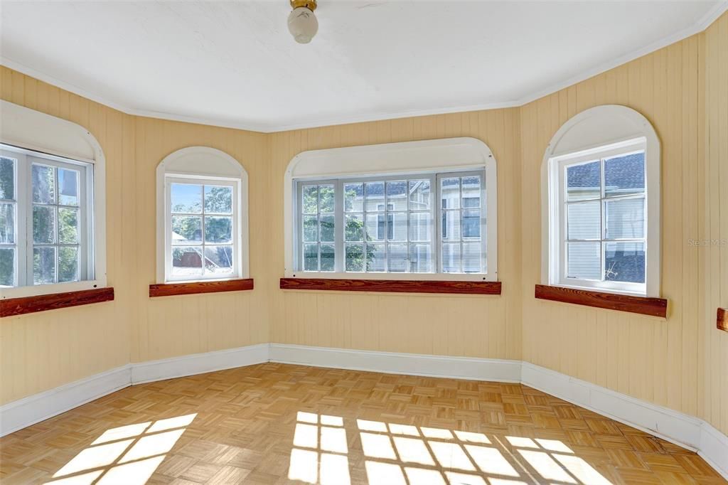 Под контрактом: $892,000 (5 спален, 4 ванн, 4635 Квадратных фут)