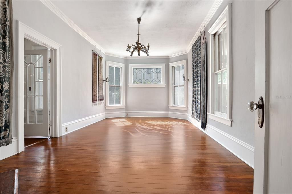 Под контрактом: $892,000 (5 спален, 4 ванн, 4635 Квадратных фут)