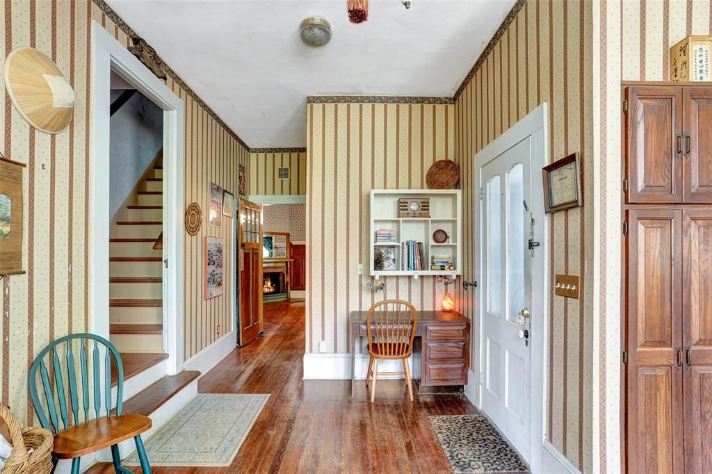 Под контрактом: $892,000 (5 спален, 4 ванн, 4635 Квадратных фут)