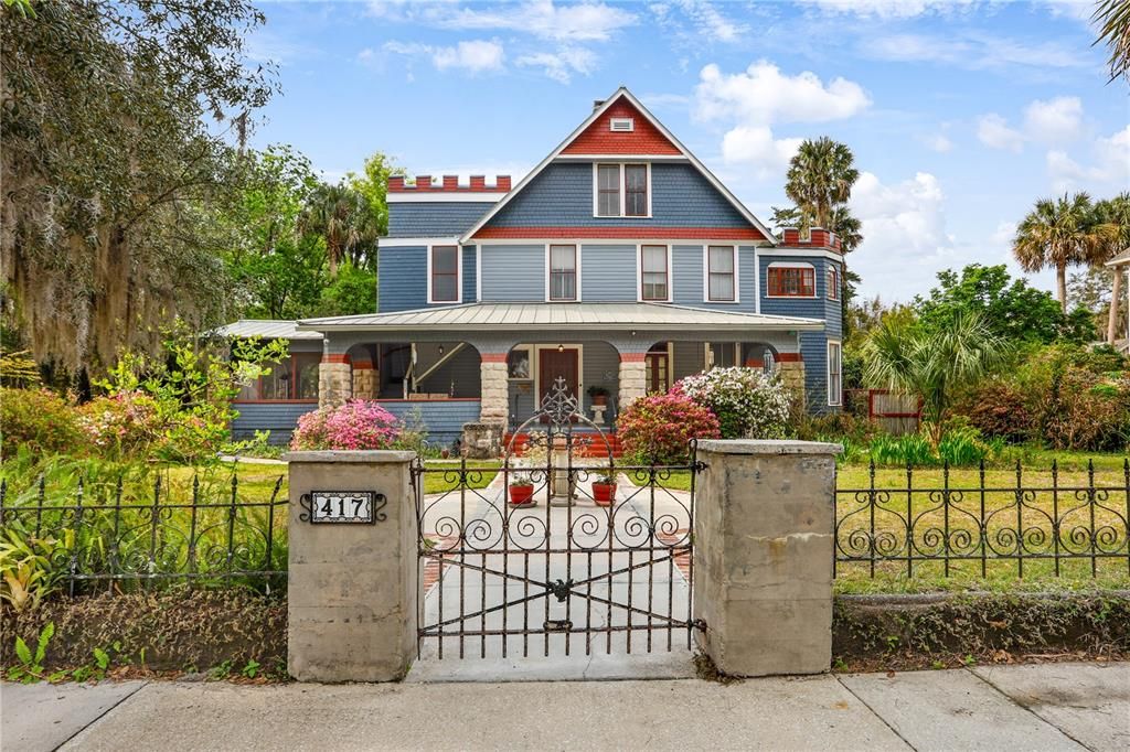 Под контрактом: $892,000 (5 спален, 4 ванн, 4635 Квадратных фут)