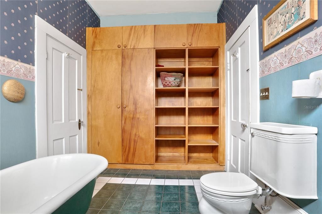 Под контрактом: $892,000 (5 спален, 4 ванн, 4635 Квадратных фут)