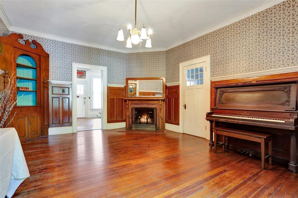 Под контрактом: $892,000 (5 спален, 4 ванн, 4635 Квадратных фут)