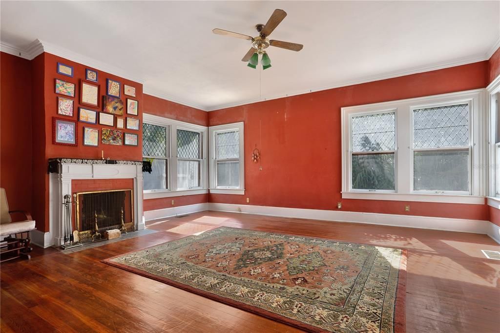 Под контрактом: $892,000 (5 спален, 4 ванн, 4635 Квадратных фут)