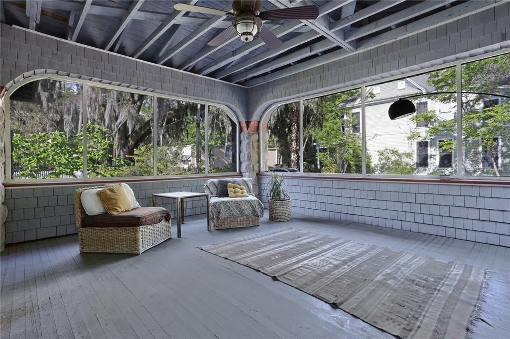 Под контрактом: $892,000 (5 спален, 4 ванн, 4635 Квадратных фут)