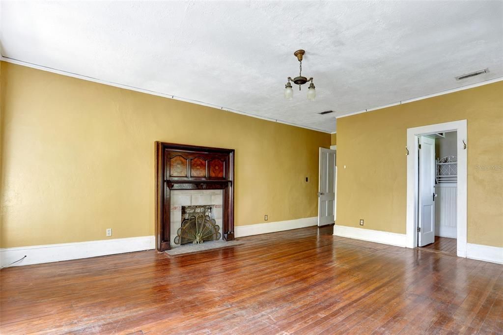 Под контрактом: $892,000 (5 спален, 4 ванн, 4635 Квадратных фут)