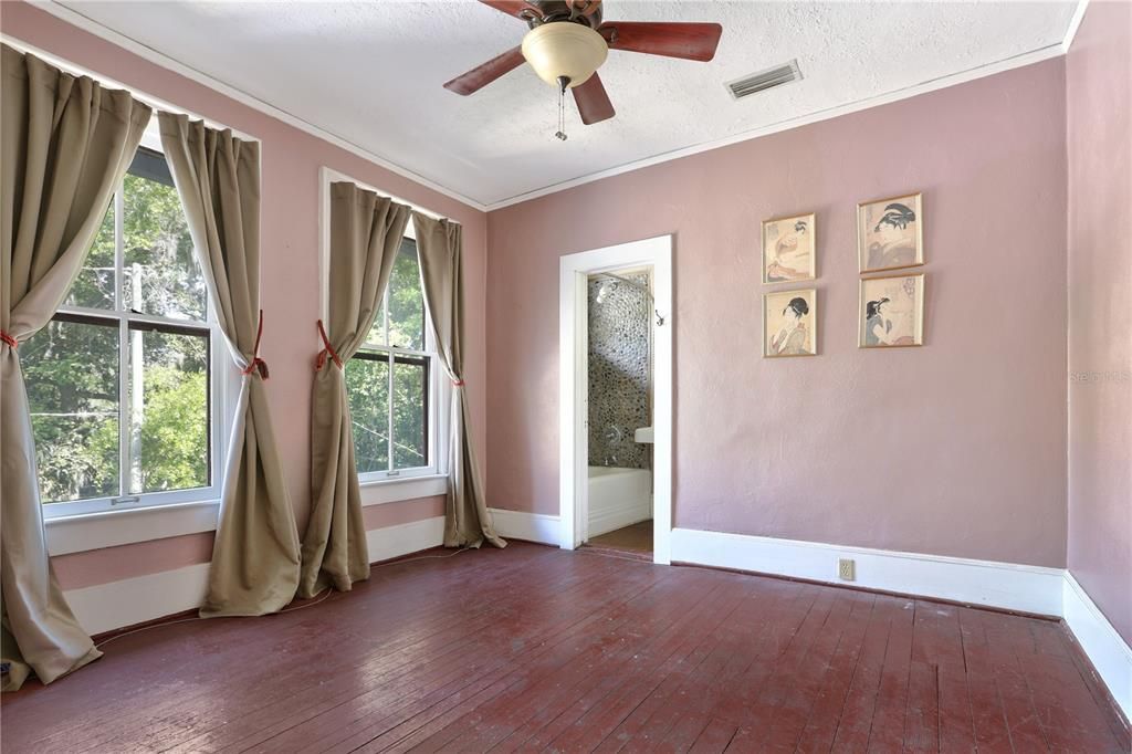 Под контрактом: $892,000 (5 спален, 4 ванн, 4635 Квадратных фут)