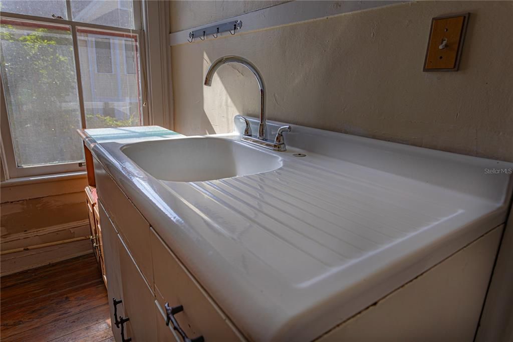 Под контрактом: $892,000 (5 спален, 4 ванн, 4635 Квадратных фут)