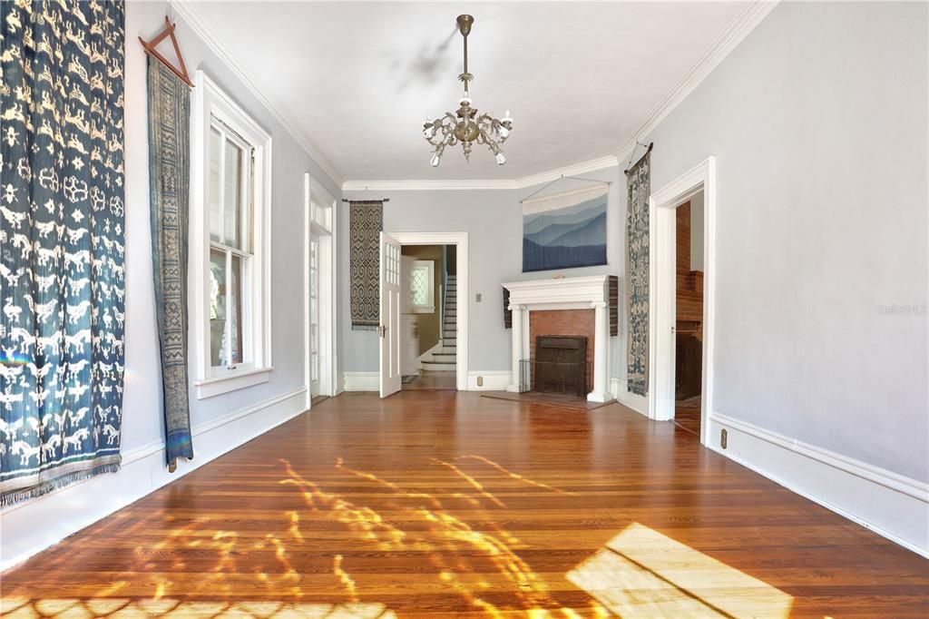 Под контрактом: $892,000 (5 спален, 4 ванн, 4635 Квадратных фут)