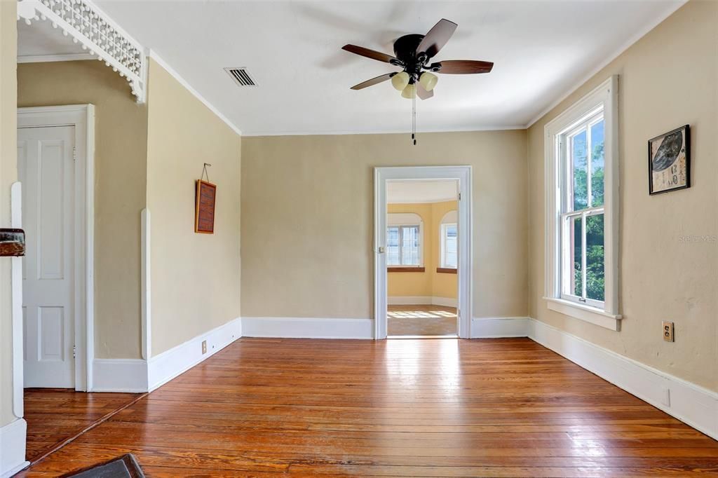 Под контрактом: $892,000 (5 спален, 4 ванн, 4635 Квадратных фут)