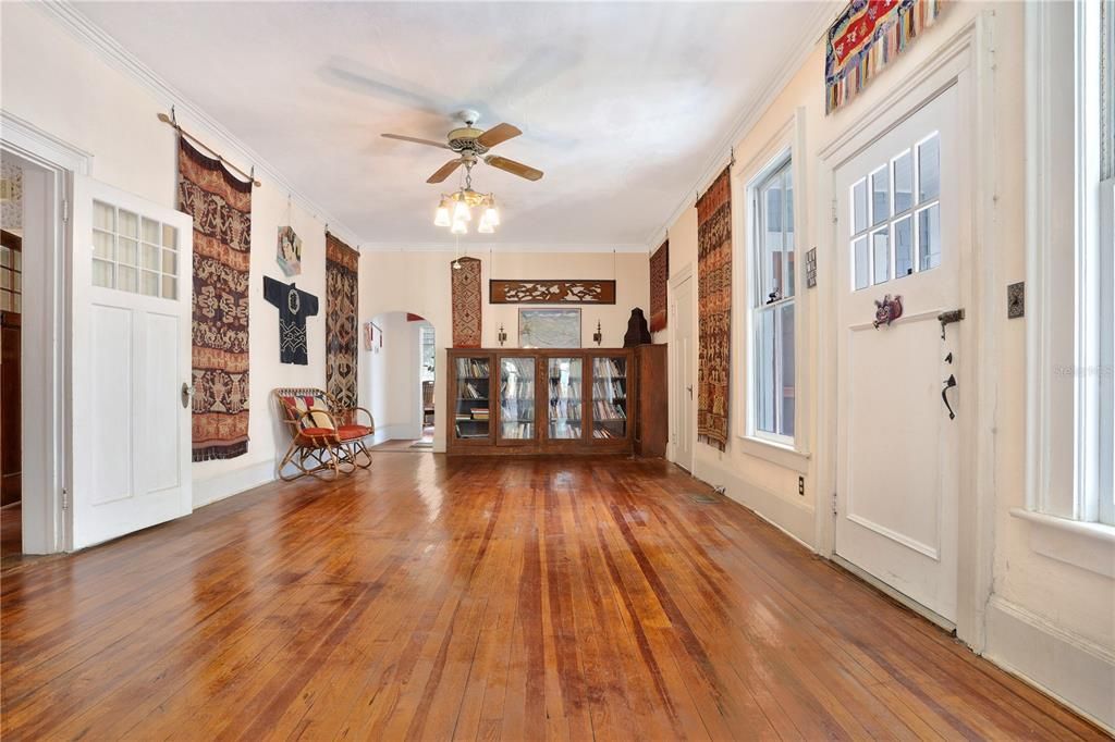 Под контрактом: $892,000 (5 спален, 4 ванн, 4635 Квадратных фут)