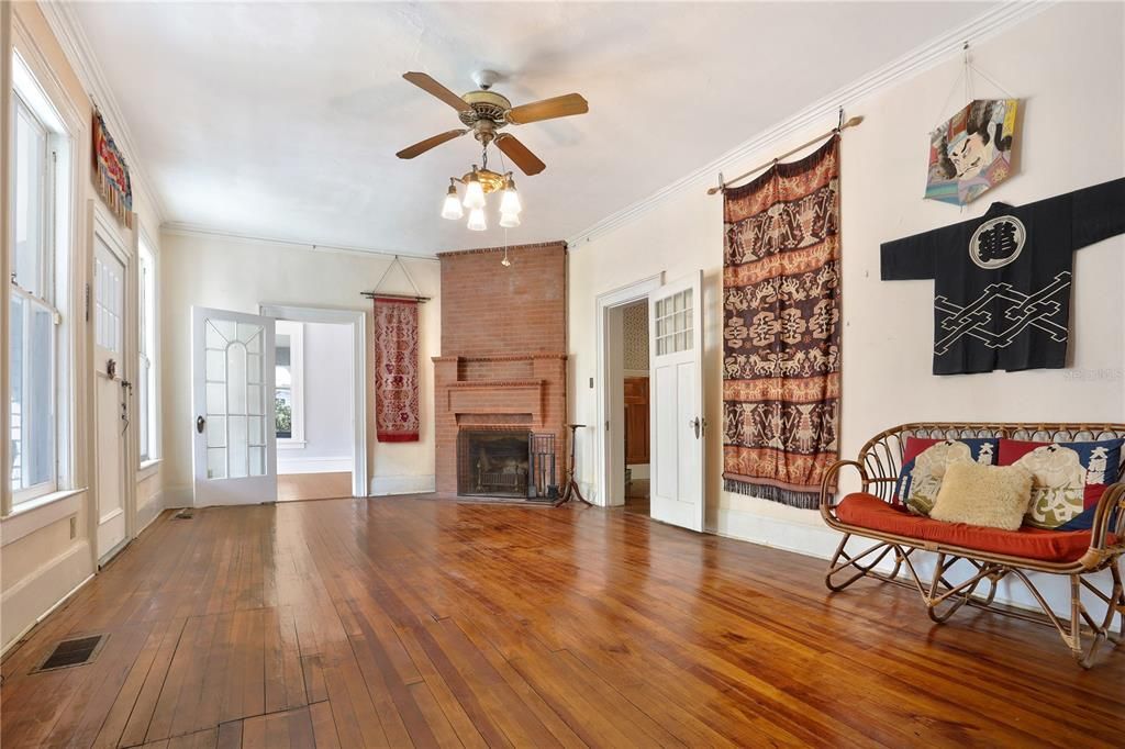 Под контрактом: $892,000 (5 спален, 4 ванн, 4635 Квадратных фут)