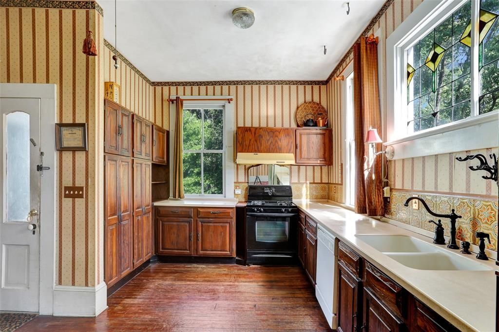 Под контрактом: $892,000 (5 спален, 4 ванн, 4635 Квадратных фут)