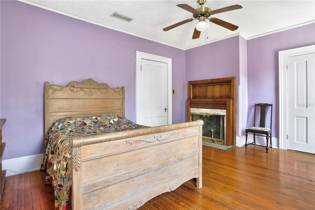 Под контрактом: $892,000 (5 спален, 4 ванн, 4635 Квадратных фут)