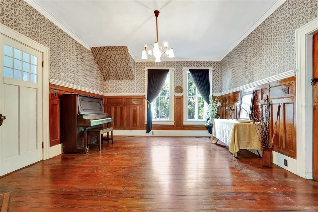 Под контрактом: $892,000 (5 спален, 4 ванн, 4635 Квадратных фут)