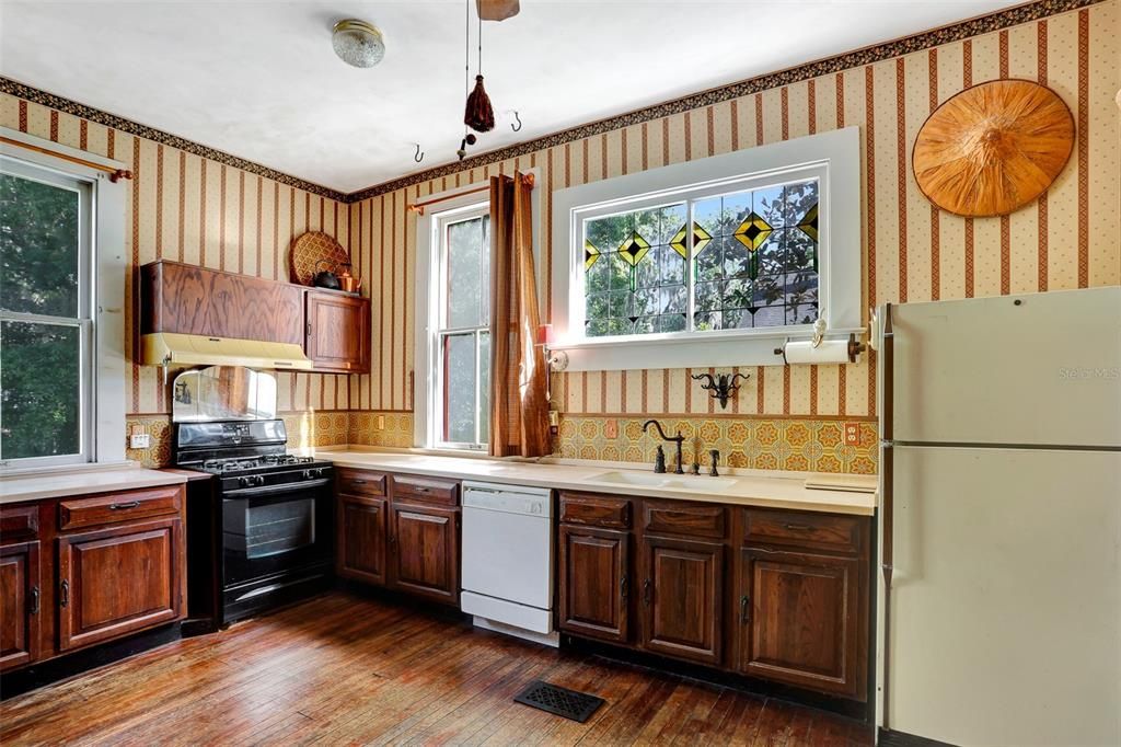 Под контрактом: $892,000 (5 спален, 4 ванн, 4635 Квадратных фут)