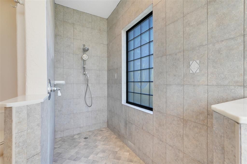 En Venta: $895,000 (3 camas, 2 baños, 2982 Pies cuadrados)